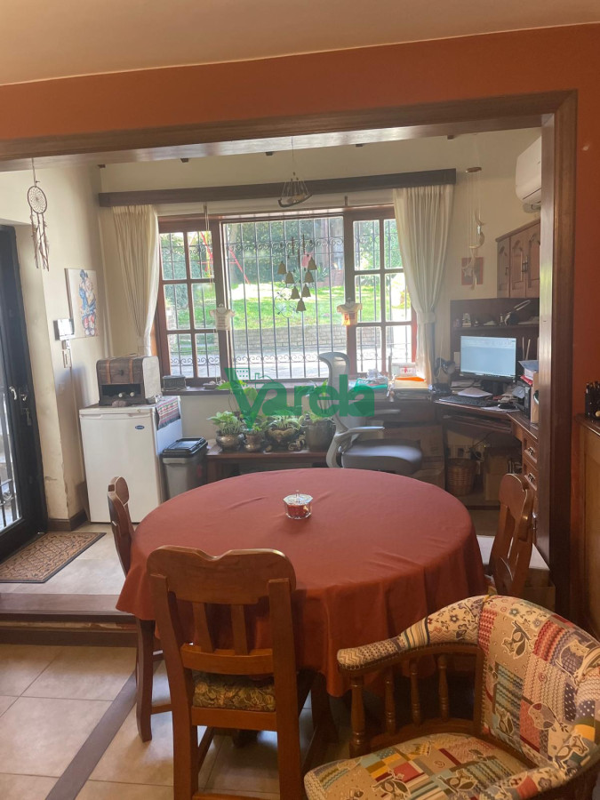 Casa ID.22715 - Venta casa Pocitos, 3 dorm,3 baños, estar enorme con hogar a leña, escritorio, fondo,padrón único,garaje