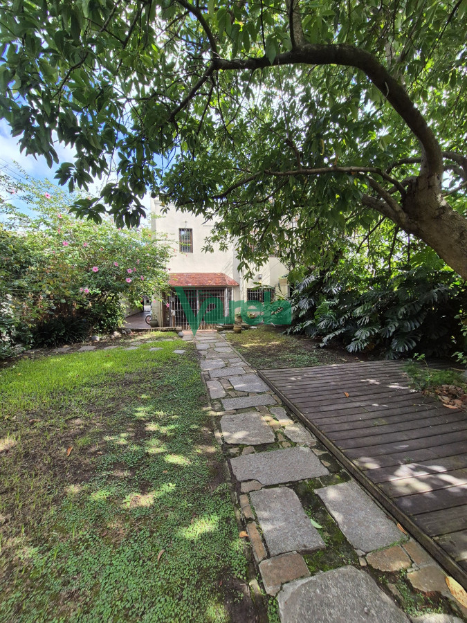 Casa ID.22586 - Venta residencia en La Blanqueada Carrasquito, 4 dormitorios, fondo