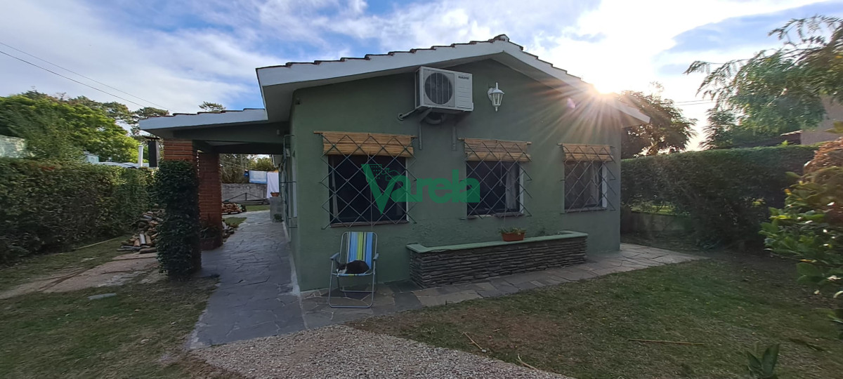 Casa ID.21747 - Venta de casa, Las Toscas, 3 dormitorios, living comedor con estufa leña, sobre aveninda principal.