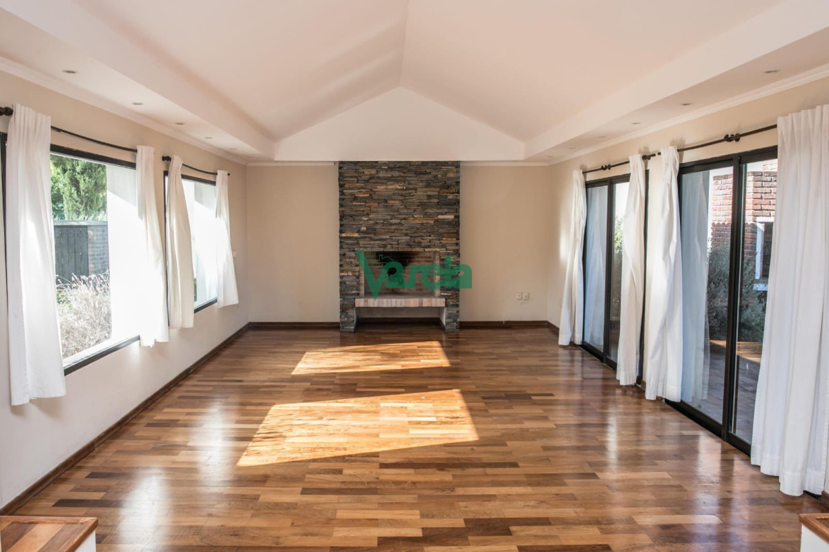 Casa ID.22898 - Casa en Alquiler Barrio privado Carmel 5 dormitorios 5 baños