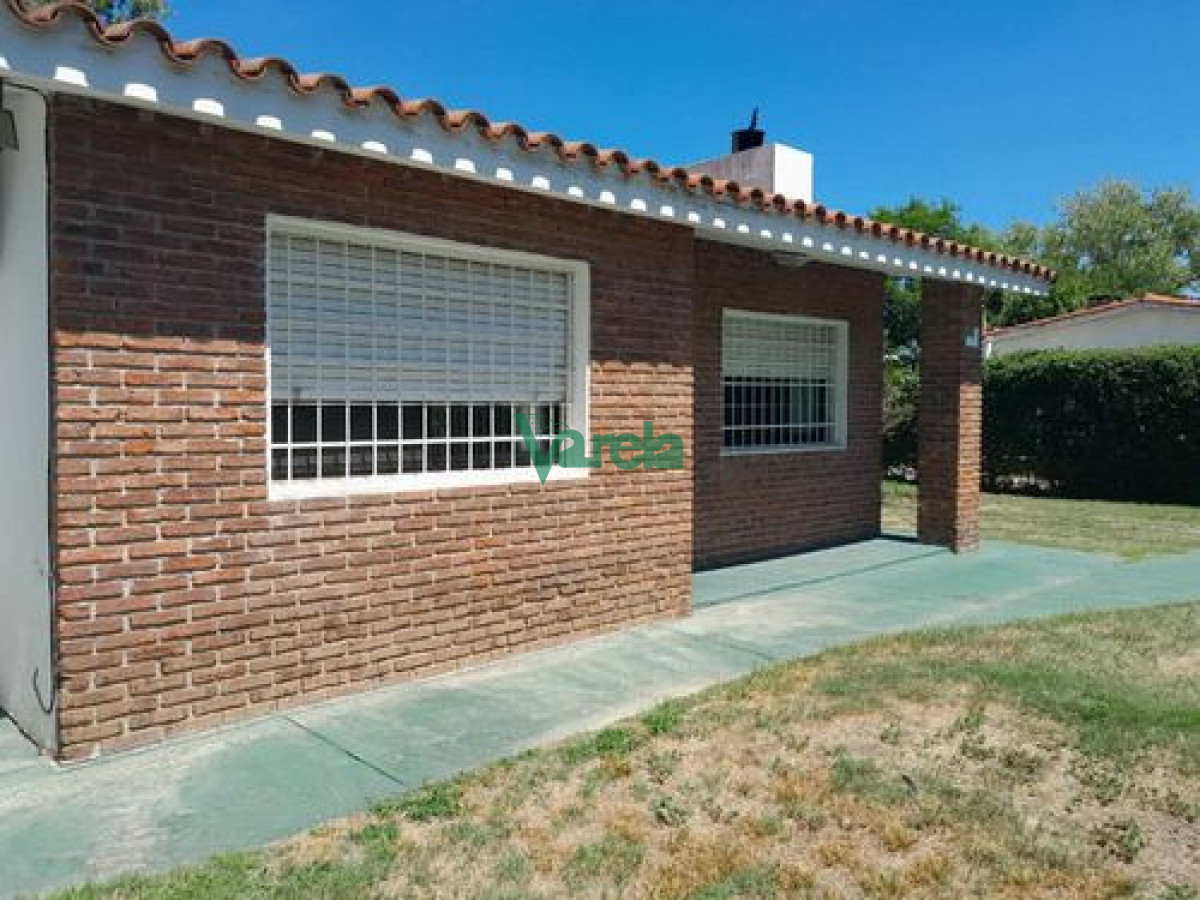 Casa ID.23095 - Casa venta en Pque Carrasco, dos dormitorios, 2 baños, parrillero 