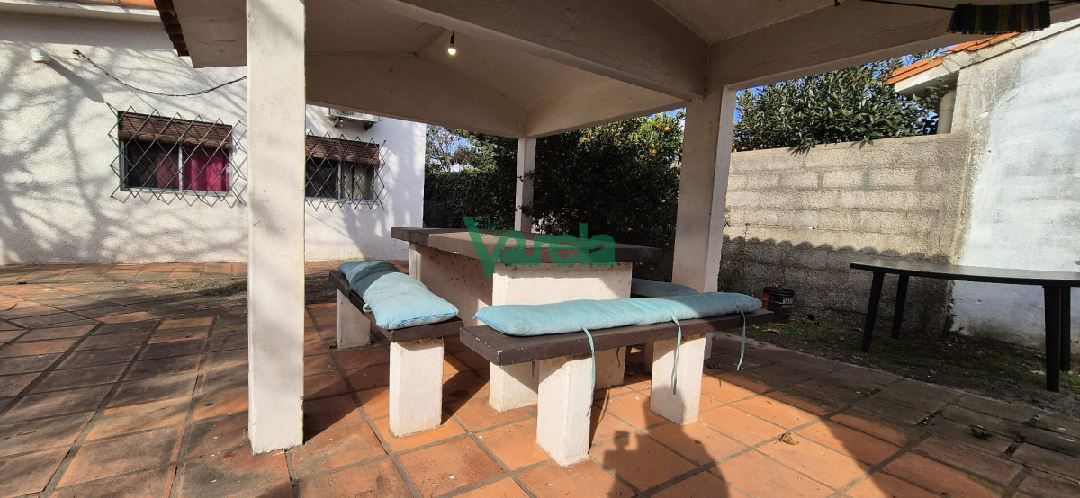 Casa ID.22282 - Venta Casa, Las Toscas,  4 dormitorios, más apartamento al fondo de 1 dormitorio y baño.