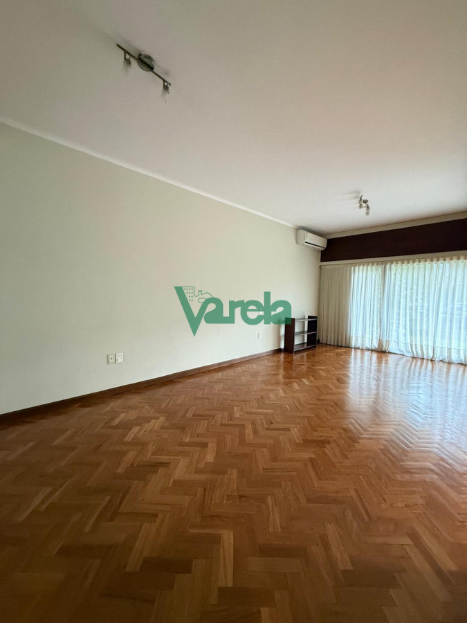 Casa ID.22745 - Alquiler de casa en Parque Batlle de 5 dormitorios 3 baños garage varios