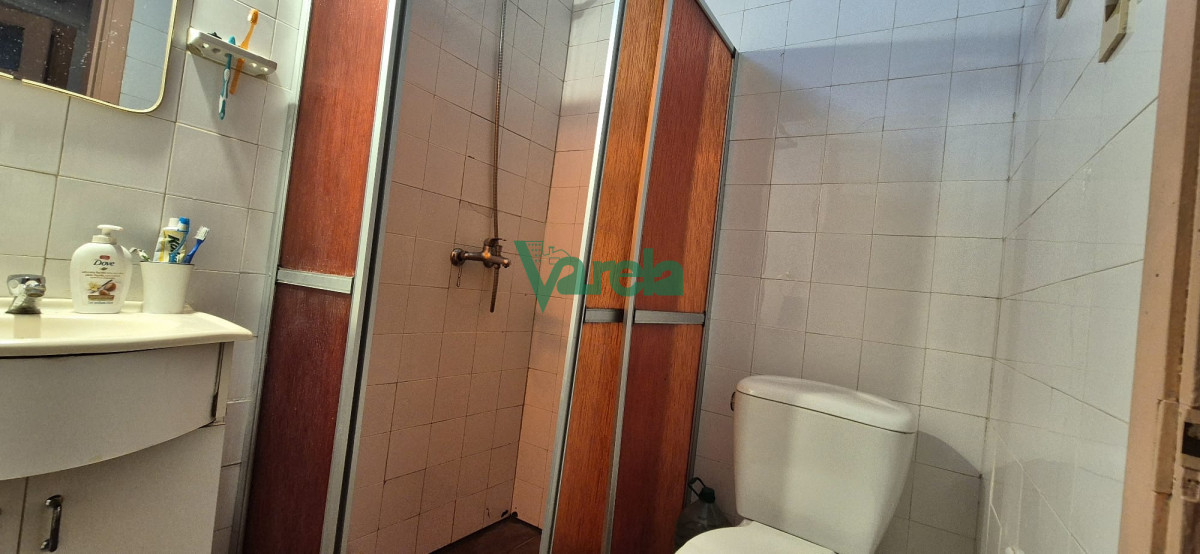 Casa ID.22282 - Venta Casa, Las Toscas,  4 dormitorios, más apartamento al fondo de 1 dormitorio y baño.