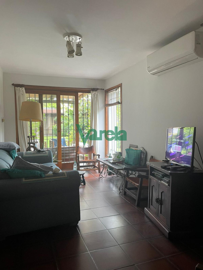 Casa ID.22435 - Venta Casa Carrasco norte, 3 dormitorios, 4 baños, jardin, fondo, barbacoa, ph en 2 plantas