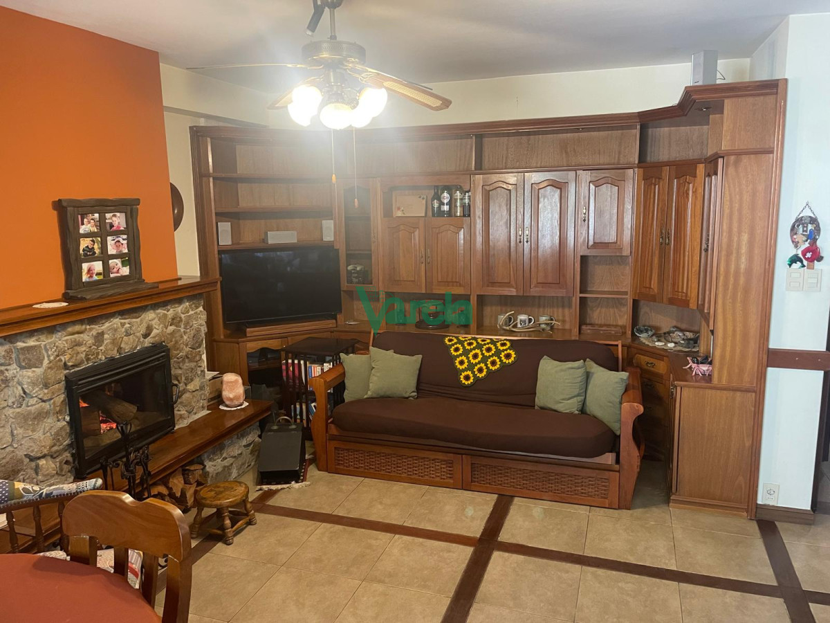 Casa ID.22715 - Venta casa Pocitos, 3 dorm,3 baños, estar enorme con hogar a leña, escritorio, fondo,padrón único,garaje