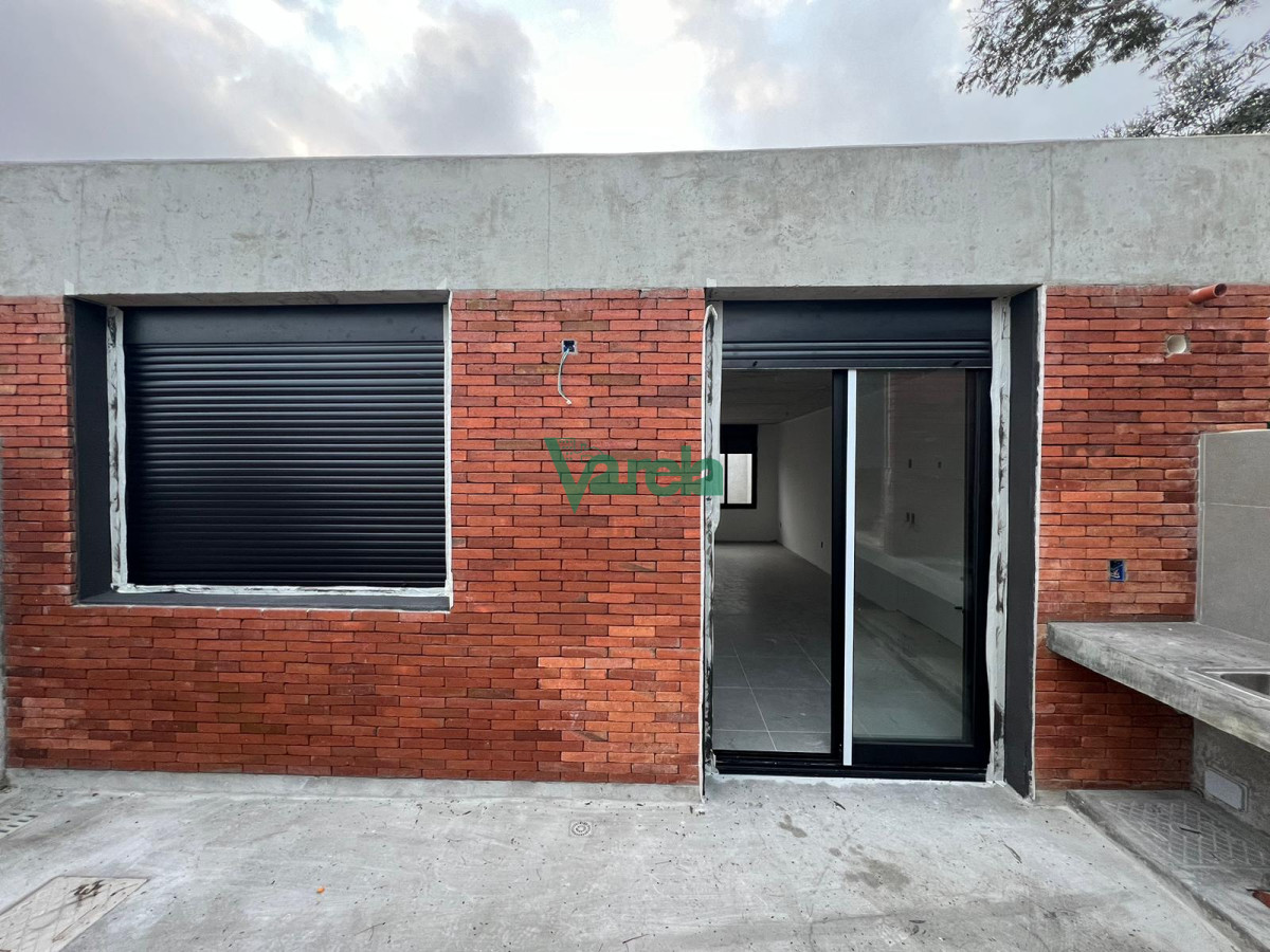 Casa ID.22755 - Venta casa Malvín Norte, 2 dormitorios, 1 baños, cochera, patio con parrillero