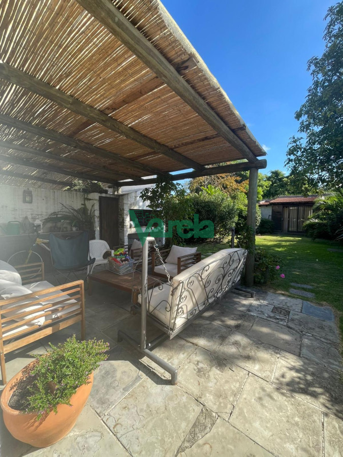Casa ID.22435 - Venta Casa Carrasco norte, 3 dormitorios, 4 baños, jardin, fondo, barbacoa, ph en 2 plantas