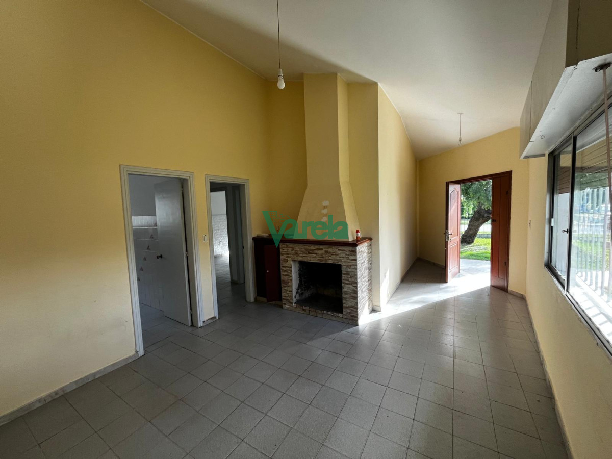 Casa ID.22468 - **RESERVADA **/Casa al sur 2 dormitorios sobre calle pavimentada 