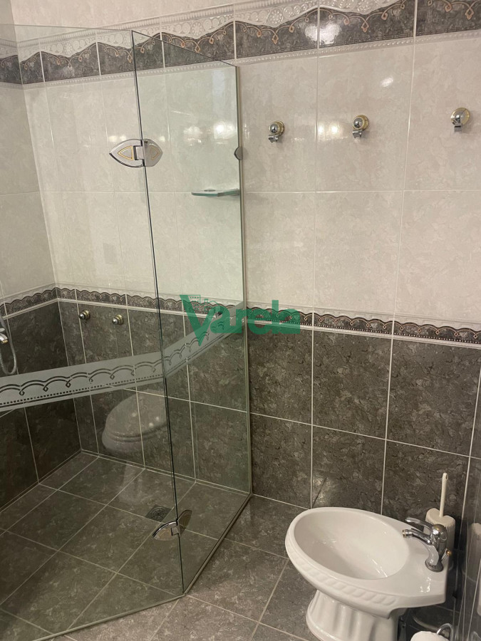 Casa ID.22715 - Venta casa Pocitos, 3 dorm,3 baños, estar enorme con hogar a leña, escritorio, fondo,padrón único,garaje