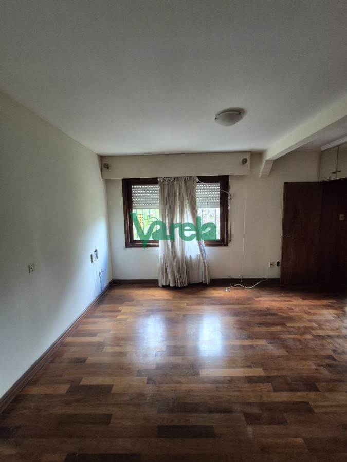Casa ID.22586 - Venta residencia en La Blanqueada Carrasquito, 4 dormitorios, fondo