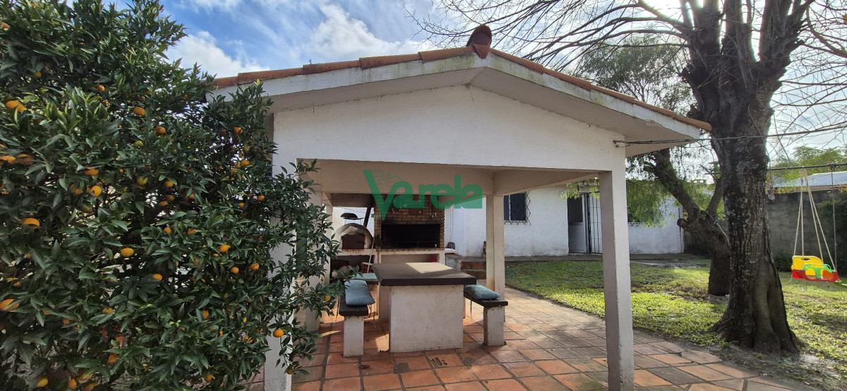 Casa ID.22282 - Venta Casa, Las Toscas,  4 dormitorios, más apartamento al fondo de 1 dormitorio y baño.