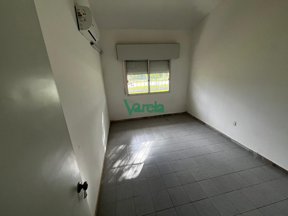 Casa ID.22468 - **RESERVADA **/Casa al sur 2 dormitorios sobre calle pavimentada 