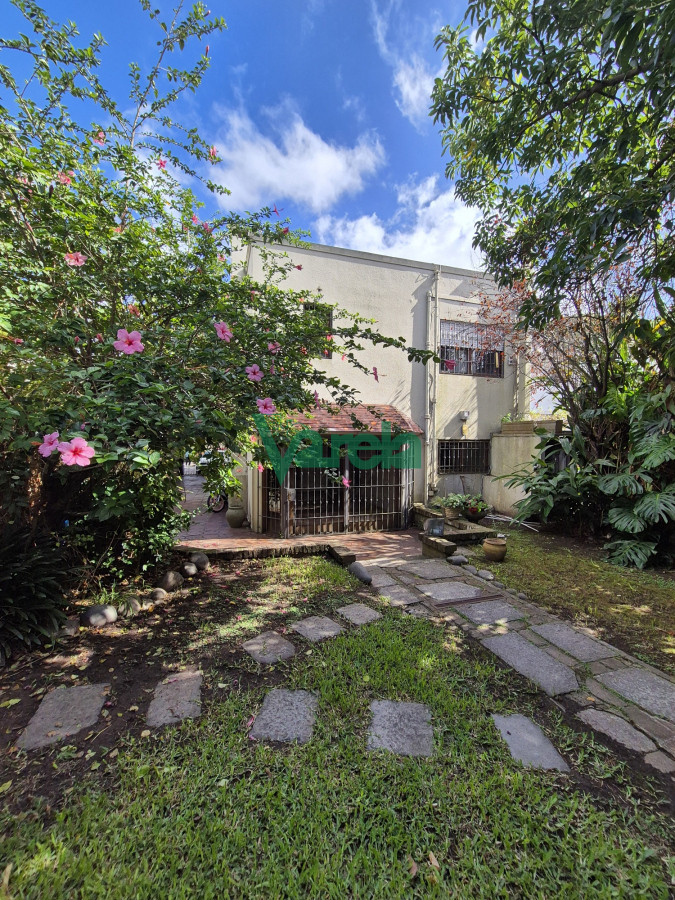 Casa ID.22586 - Venta residencia en La Blanqueada Carrasquito, 4 dormitorios, fondo