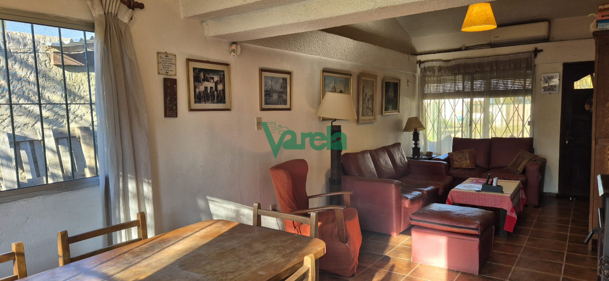 Casa ID.22282 - Venta Casa, Las Toscas,  4 dormitorios, más apartamento al fondo de 1 dormitorio y baño.