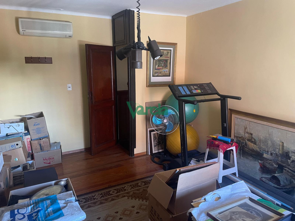 Casa ID.22715 - Venta casa Pocitos, 3 dorm,3 baños, estar enorme con hogar a leña, escritorio, fondo,padrón único,garaje