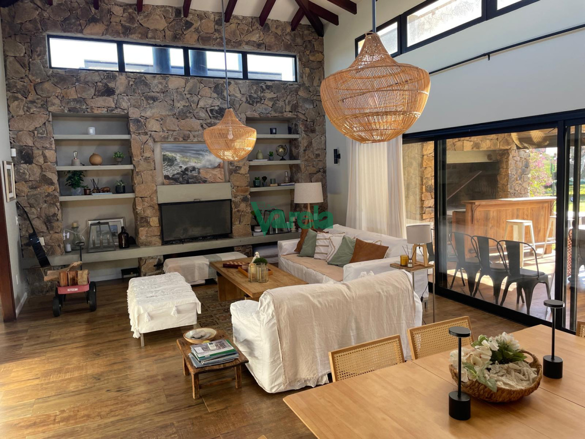 Casa ID.22630 - Venta casa en Mirador de la Tahona, 3 y servicio, 240 m2 en 1000 m2 de terreno