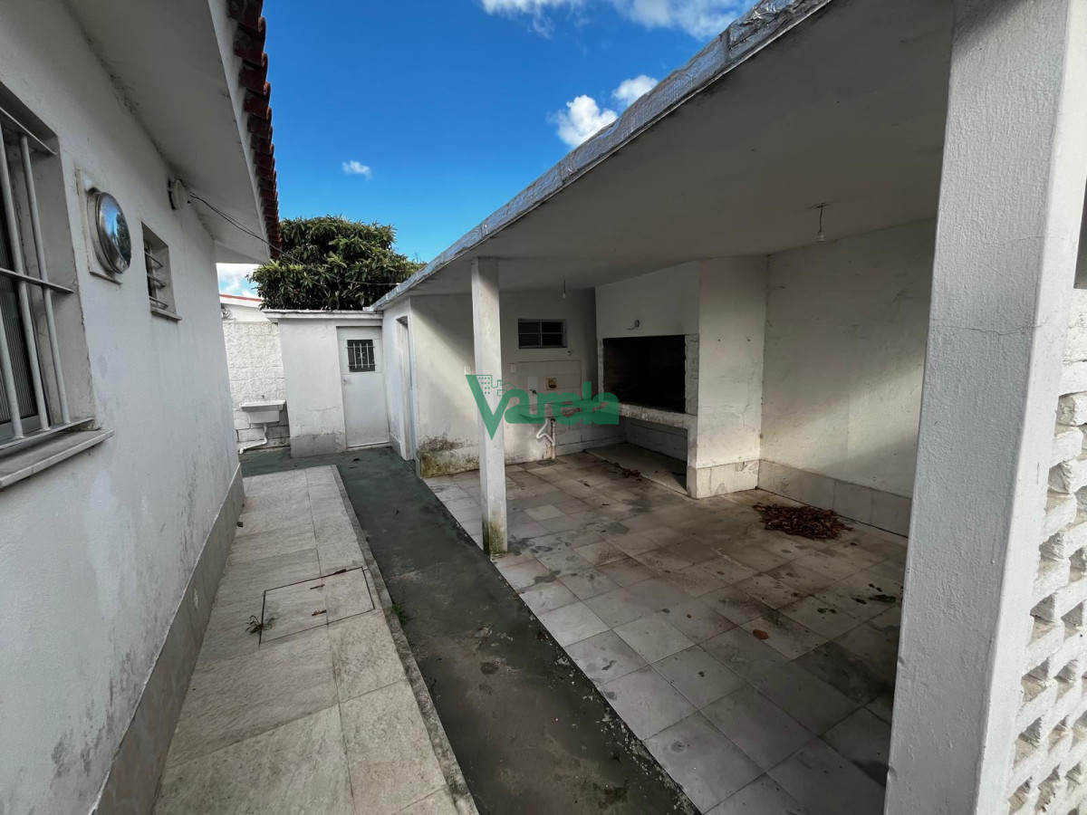 Casa ID.22468 - **RESERVADA **/Casa al sur 2 dormitorios sobre calle pavimentada 