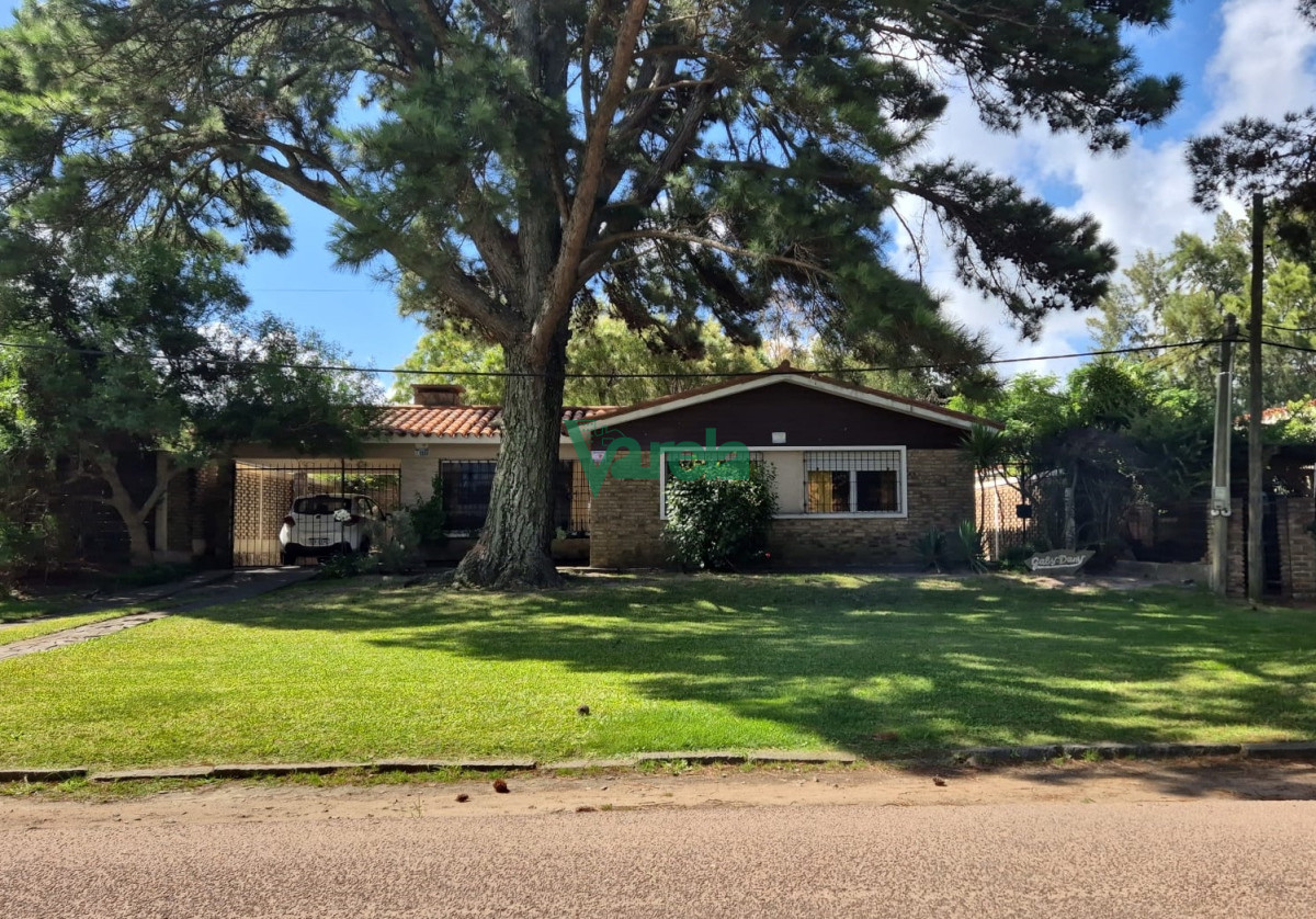Casa ID.22504 - Casa en Atlántida, dos dormitorios y apartamento al fondo