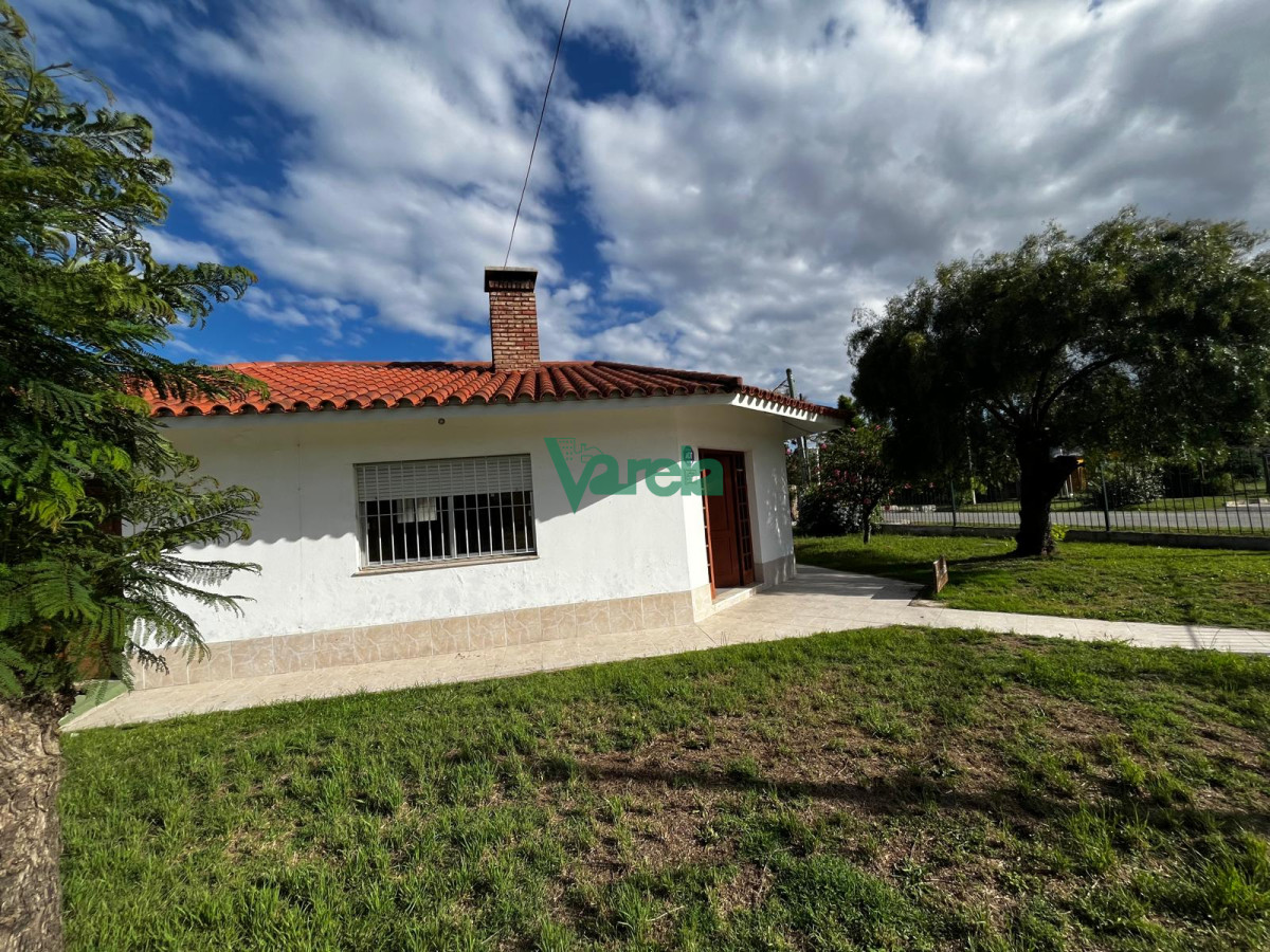 Casa ID.22468 - **RESERVADA **/Casa al sur 2 dormitorios sobre calle pavimentada 