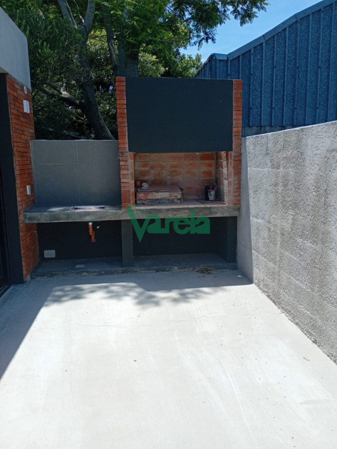 Casa ID.22755 - Venta casa Malvín Norte, 2 dormitorios, 1 baños, cochera, patio con parrillero