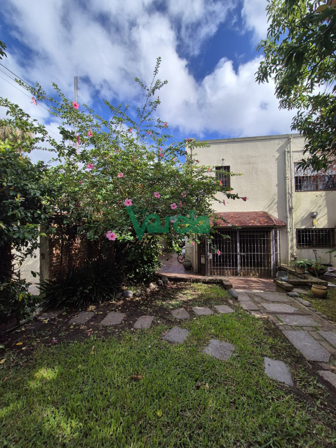 Casa ID.22586 - Venta residencia en La Blanqueada Carrasquito, 4 dormitorios, fondo