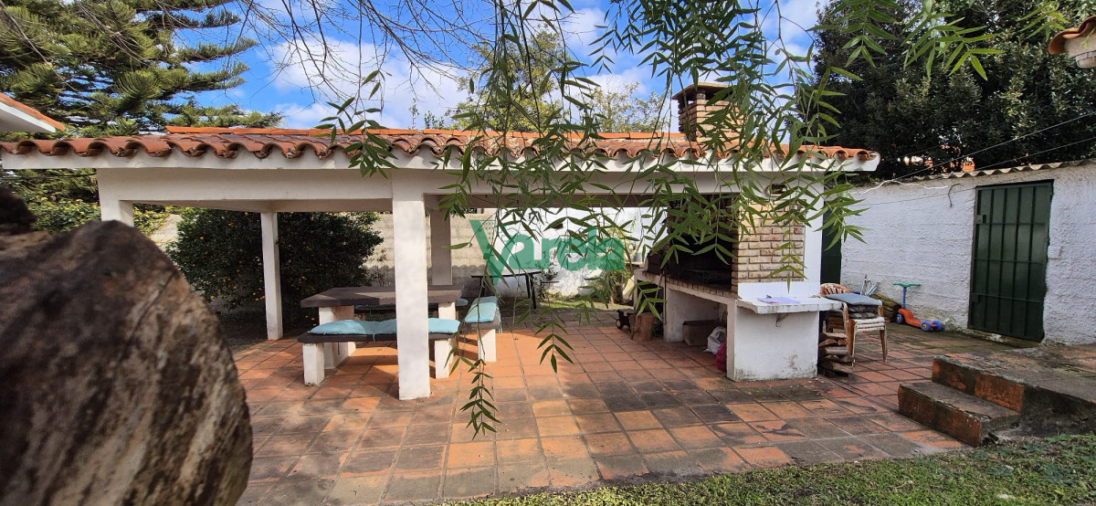 Casa ID.22282 - Venta Casa, Las Toscas,  4 dormitorios, más apartamento al fondo de 1 dormitorio y baño.