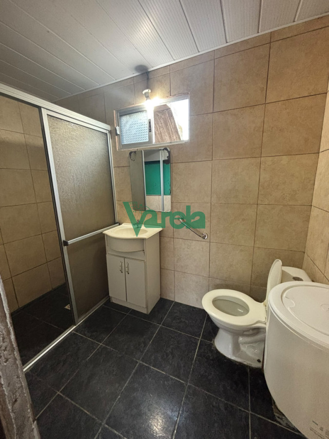 Casa ID.23090 - Inversion, venta local comercial y tres apartamentos, Los Aromos