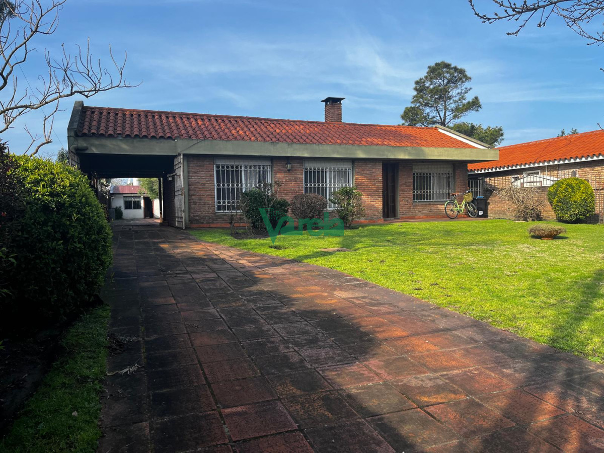 Casa ID.22363 - Venta casa Lagomar sur 5 dormitorios 3 baños . mas barbacoa con servicio 
