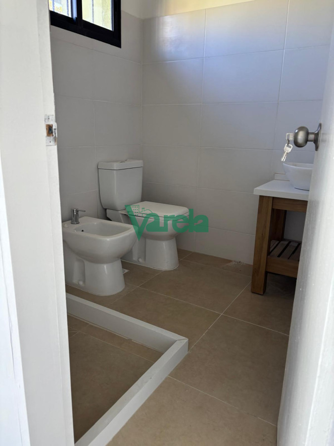 Casa ID.22659 - Excelente chale de tejas sobre avenida