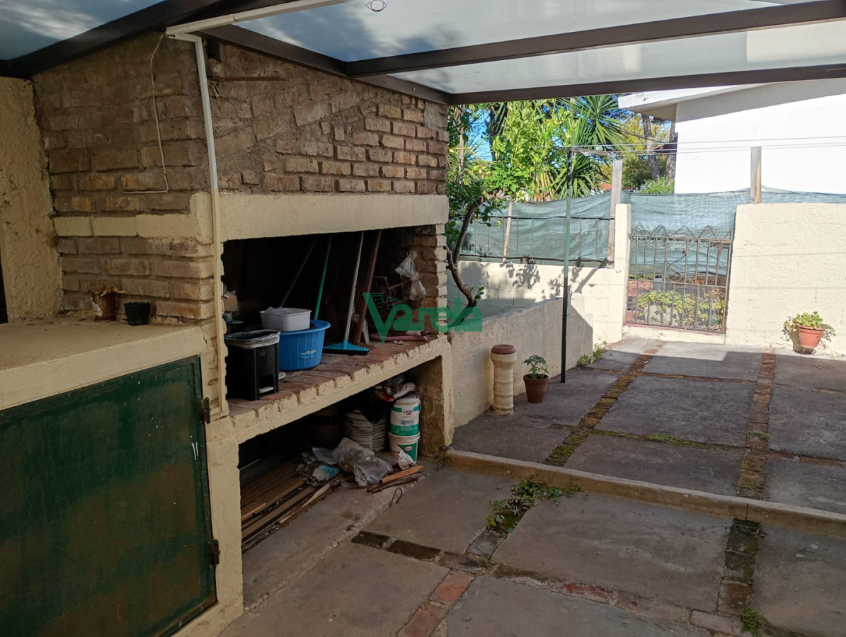 Casa ID.22992 - Alquiler Casa Carrasco Norte, 2 dormitorios, jardín enorme, muy luminosa, cocheras, parrillero