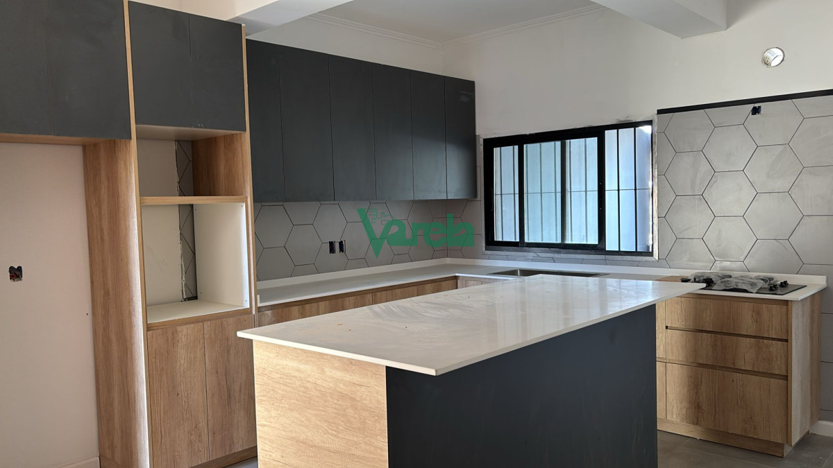 Casa ID.22645 - Casa en venta Lomas de Solymar, 4 dormitorios, 3 baños, 2 plantas