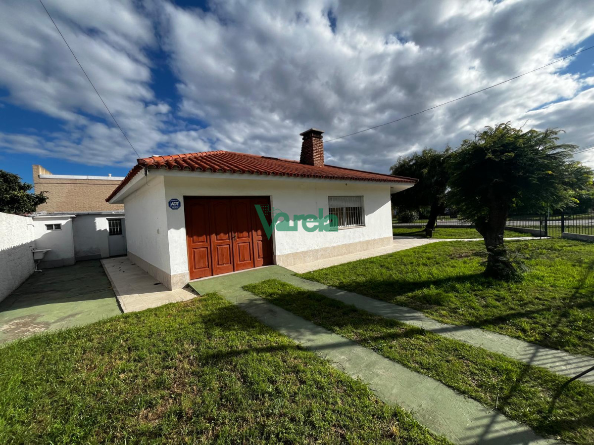 Casa ID.22468 - **RESERVADA **/Casa al sur 2 dormitorios sobre calle pavimentada 