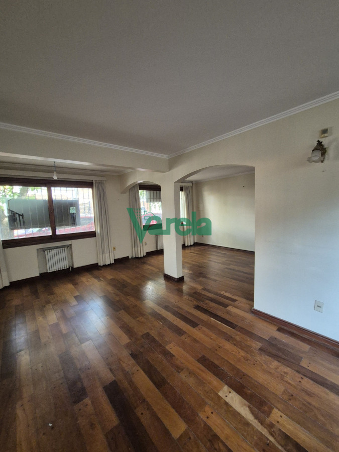 Casa ID.22586 - Venta residencia en La Blanqueada Carrasquito, 4 dormitorios, fondo