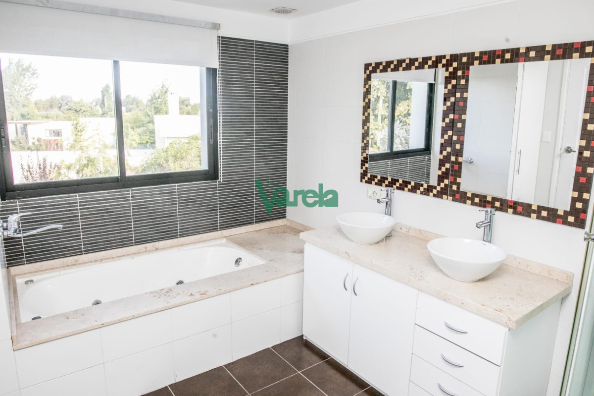 Casa ID.22898 - Casa en Alquiler Barrio privado Carmel 5 dormitorios 5 baños