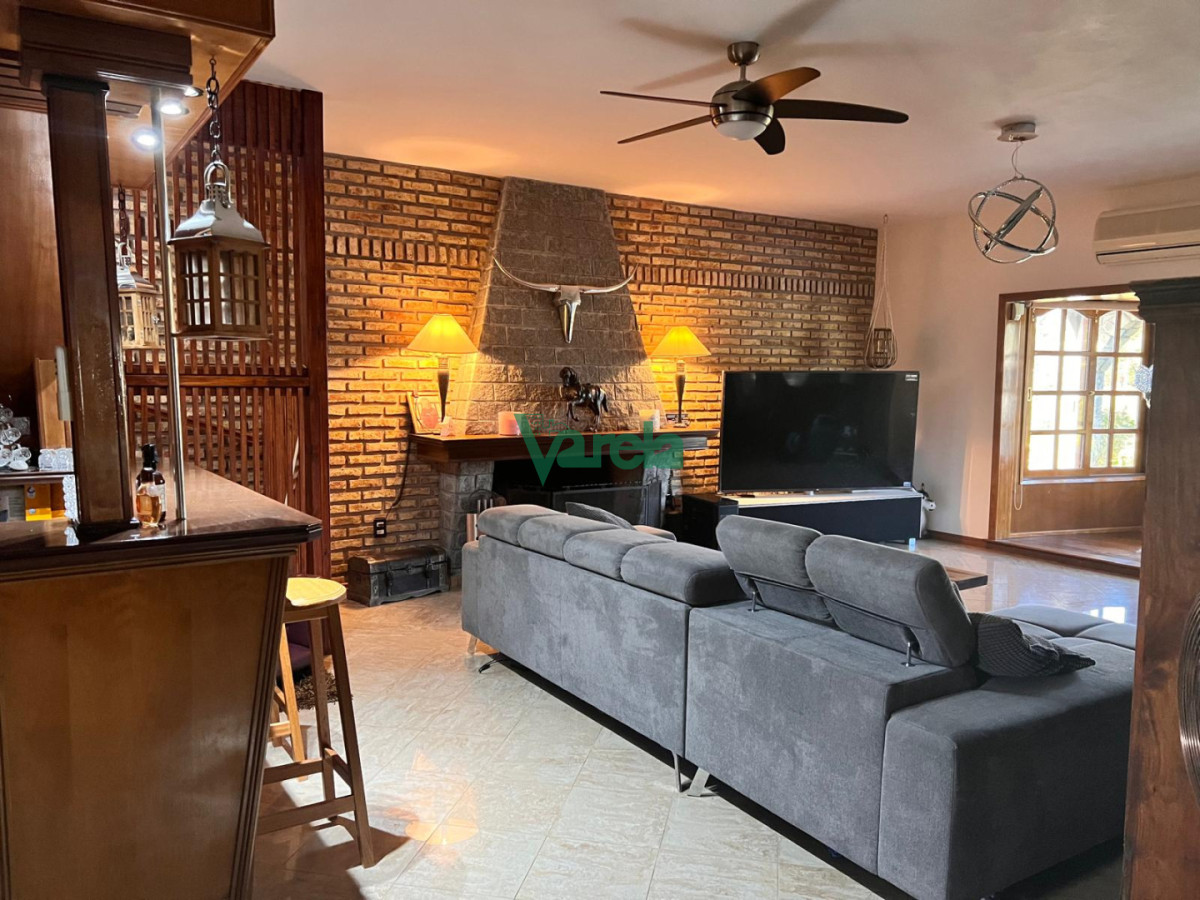 Casa ID.22829 - Venta de casa de 4 dormitorios 2 baños en Bello Horizonte con piscina