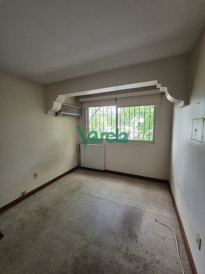 Casa ID.22586 - Venta residencia en La Blanqueada Carrasquito, 4 dormitorios, fondo