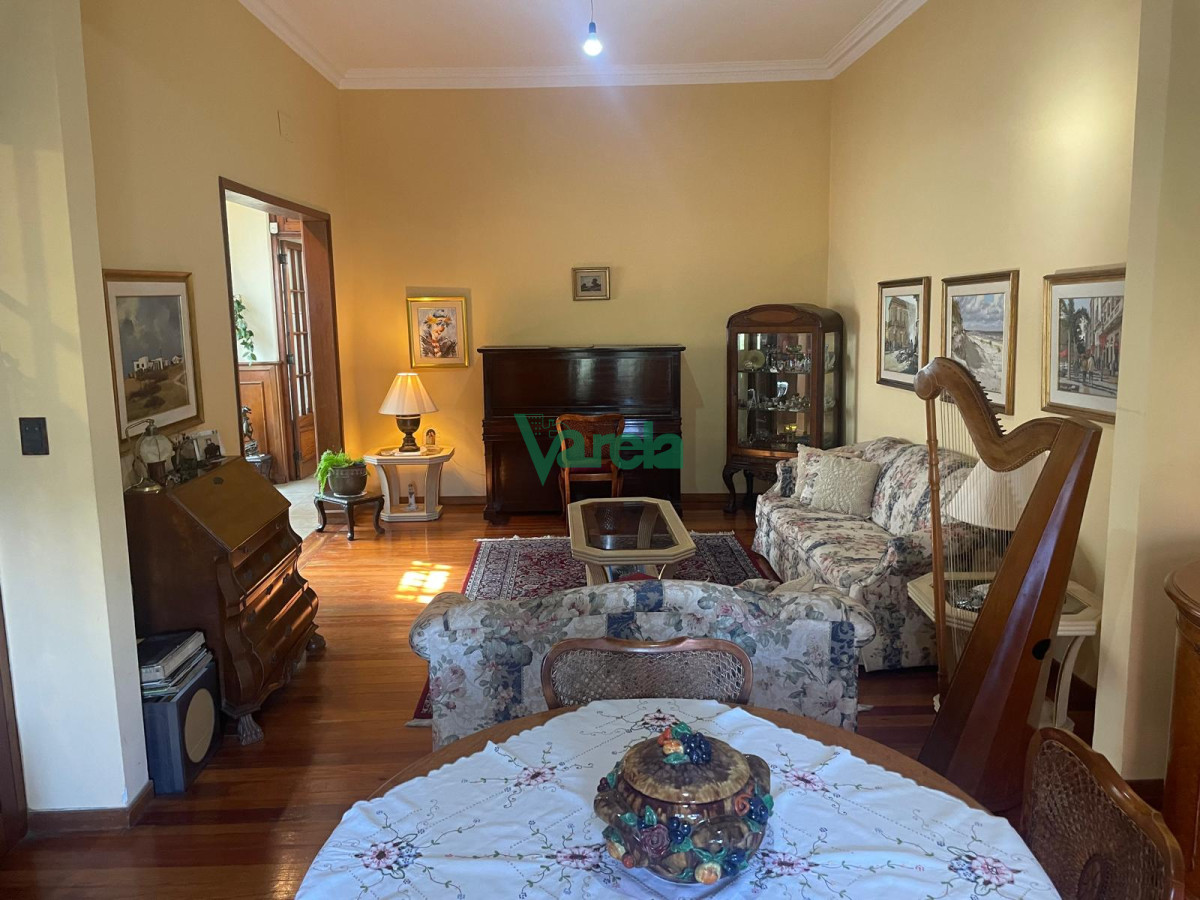 Casa ID.22715 - Venta casa Pocitos, 3 dorm,3 baños, estar enorme con hogar a leña, escritorio, fondo,padrón único,garaje
