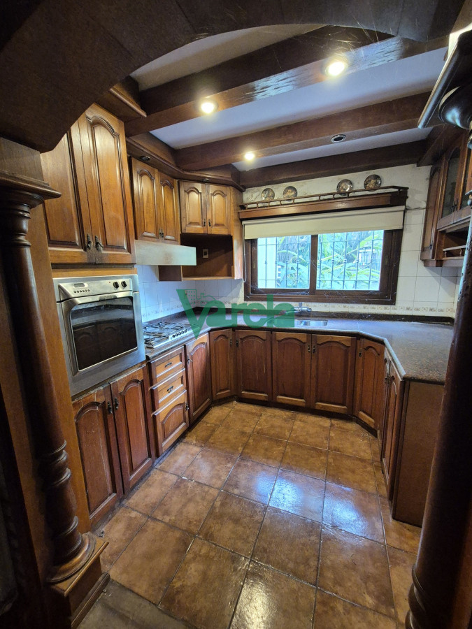 Casa ID.22586 - Venta residencia en La Blanqueada Carrasquito, 4 dormitorios, fondo