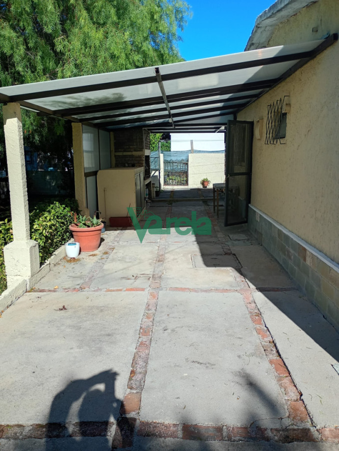 Casa ID.22992 - Alquiler Casa Carrasco Norte, 2 dormitorios, jardín enorme, muy luminosa, cocheras, parrillero