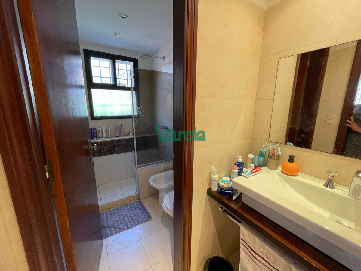 Casa ID.21719 - Venta casa en Atlantida, 4 dorm, 3 baños, estufa leña, vista al mar