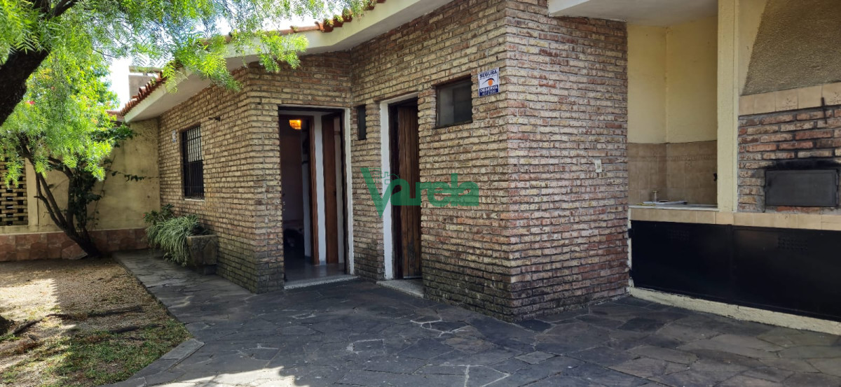 Casa ID.22504 - Casa en Atlántida, dos dormitorios y apartamento al fondo