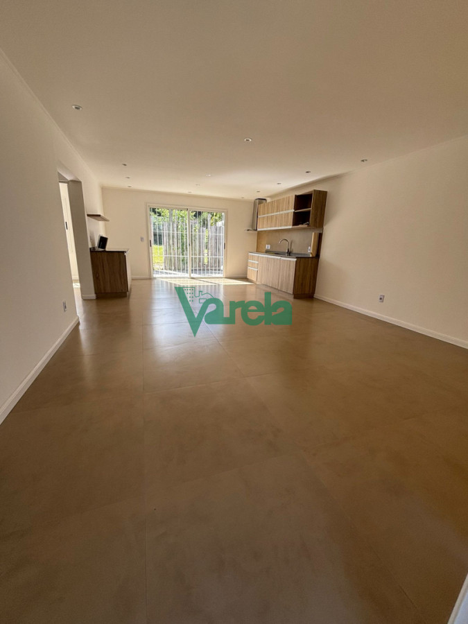 Casa ID.23122 - Casa en venta en Solymar reciclada a nuevo 2 dormitorios cochera techada parrillero y un gran parque