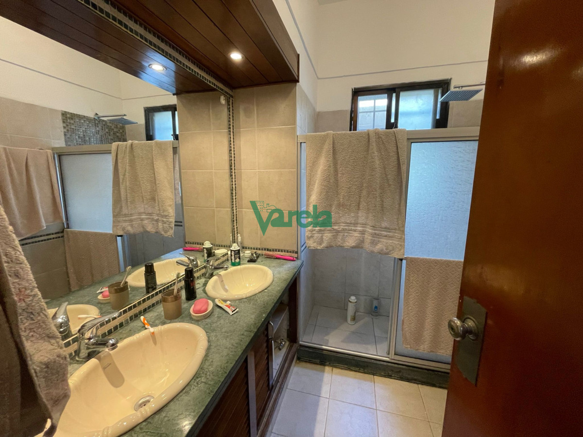 Casa ID.21719 - Venta casa en Atlantida, 4 dorm, 3 baños, estufa leña, vista al mar