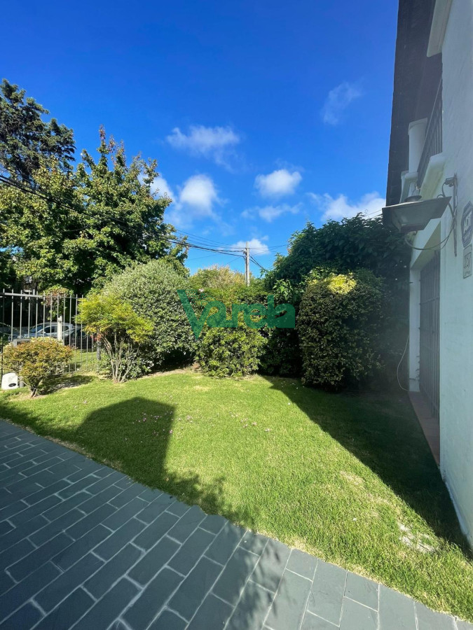 Casa ID.22435 - Venta Casa Carrasco norte, 3 dormitorios, 4 baños, jardin, fondo, barbacoa, ph en 2 plantas