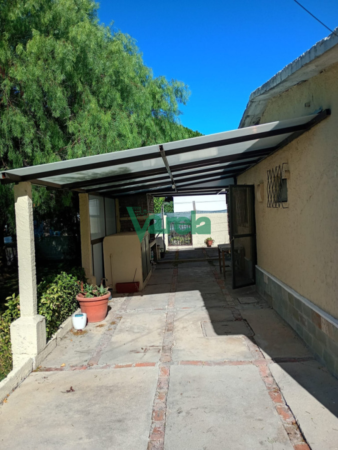 Casa ID.22992 - Alquiler Casa Carrasco Norte, 2 dormitorios, jardín enorme, muy luminosa, cocheras, parrillero