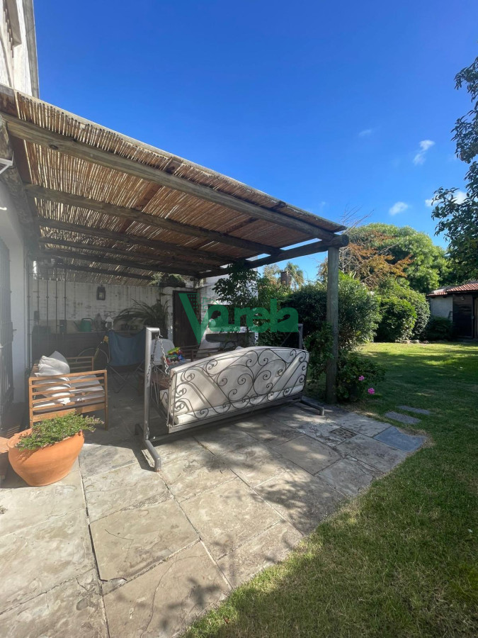 Casa ID.22435 - Venta Casa Carrasco norte, 3 dormitorios, 4 baños, jardin, fondo, barbacoa, ph en 2 plantas