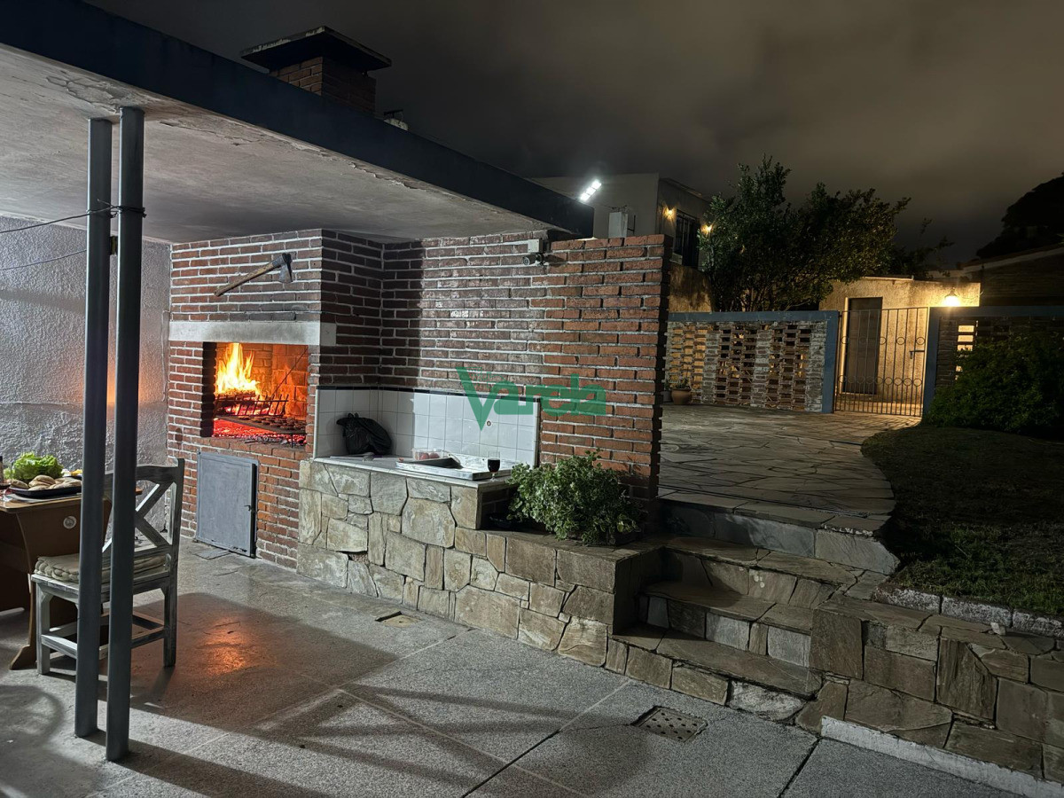 Casa ID.22783 - Venta Casa Buceo, 3 dormitorios, 3 baños, fondo, 240 m2 en 489 de terreno, amplia, luminosa, buenas terminaciones