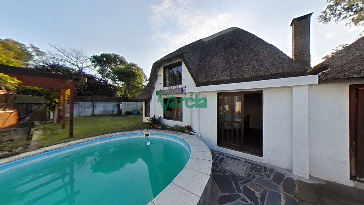 Casa ID.21213 - Casa en Venta en El Pinar al sur 3 dorm, 3 baños y piscina.