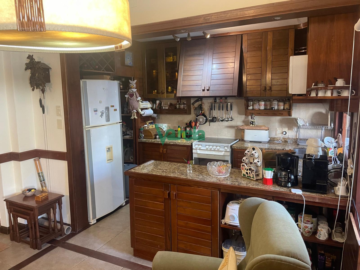 Casa ID.22715 - Venta casa Pocitos, 3 dorm,3 baños, estar enorme con hogar a leña, escritorio, fondo,padrón único,garaje